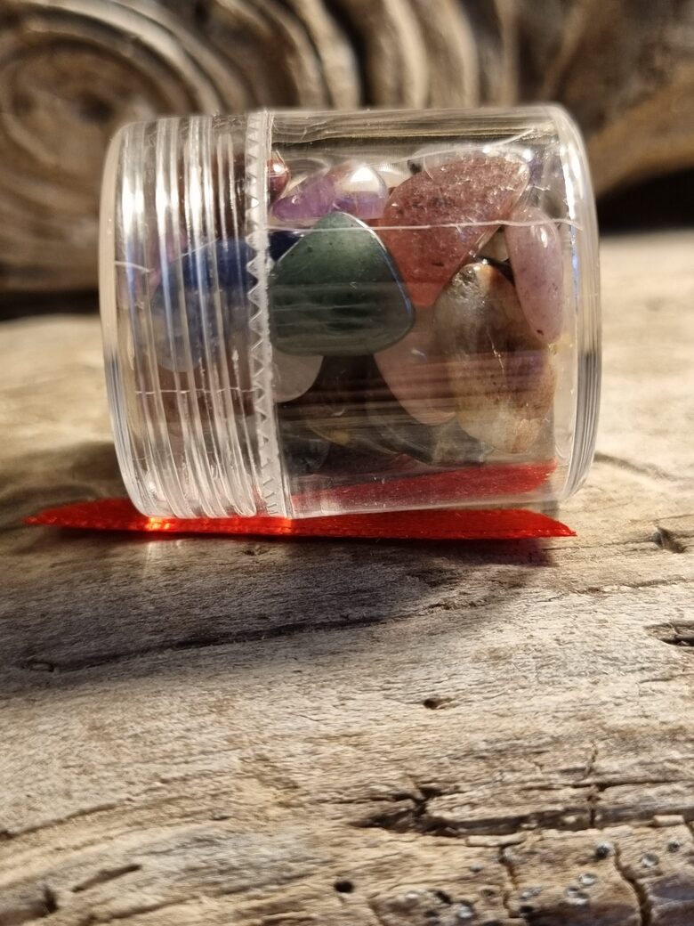 Dažādi mazi akmentiņi Izmērs 1 x 0.5 cm Sārta bantīte Trauciņa izmērs 3 x 2.5 cm