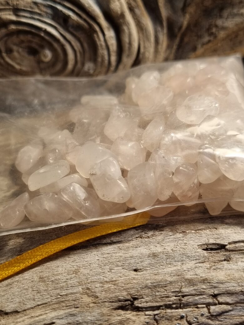 Rozā kvarca gabaliņi 1 x 0.5 cm Ar caurumiem Dzeltena bantīte