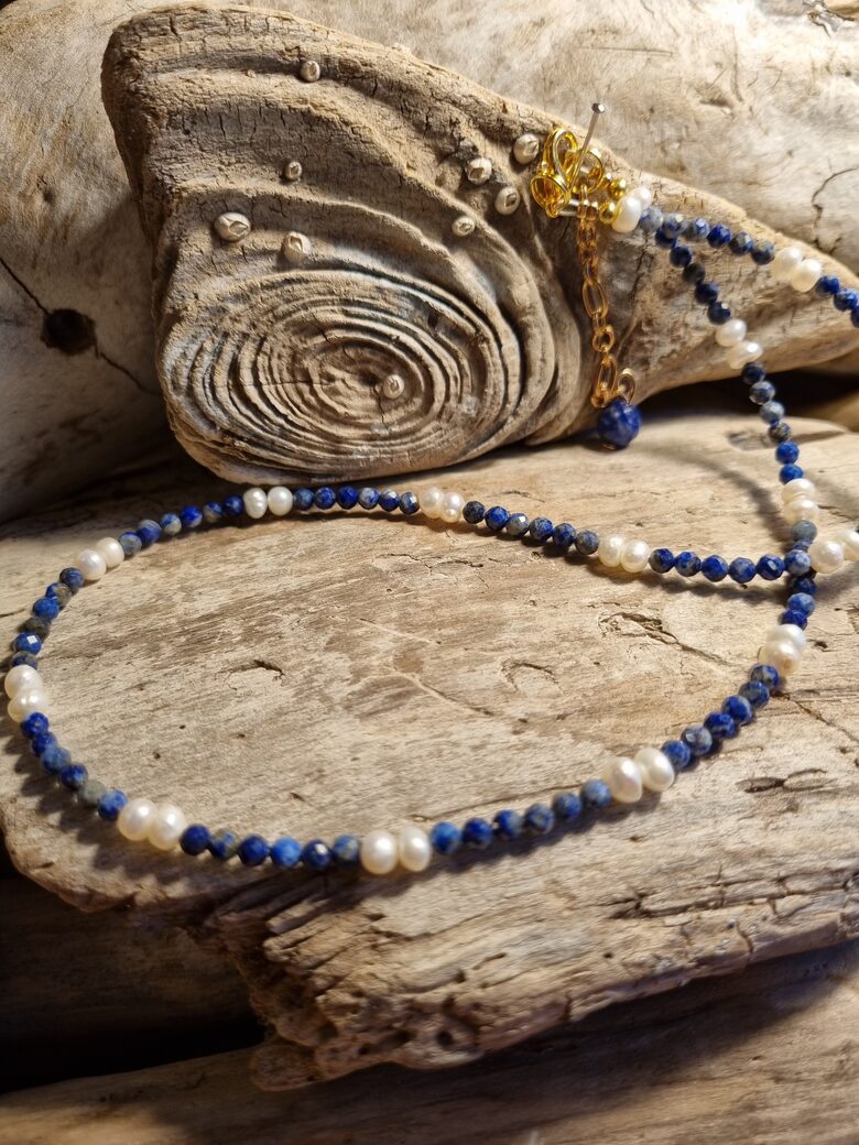 Lazurīta krelles ar pērlēm Garums 45 + ķēdīte Bumbiņa 4 mm slīpēta Vieglas Zelta krāsas detaļas