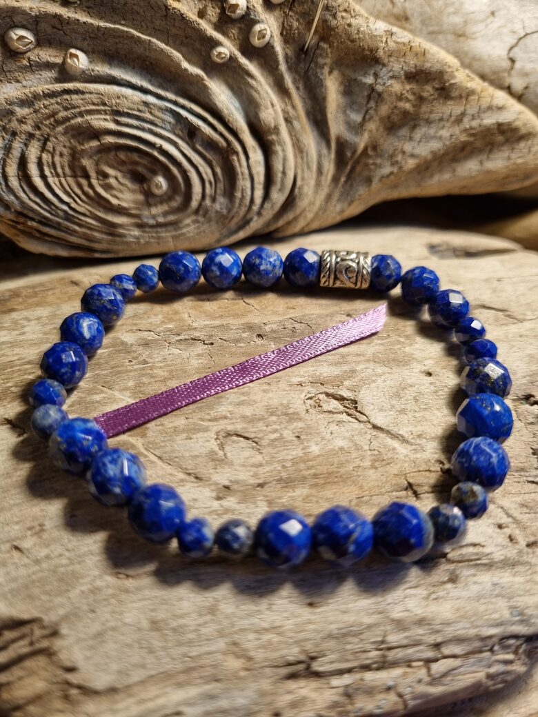 Lazurīta aproce "Palīgs dienas garumā" nr 1. Izmērs 18.5 cm Bumbiņas 8 mm Sudraba krāsas detaļa Lillā bantīte