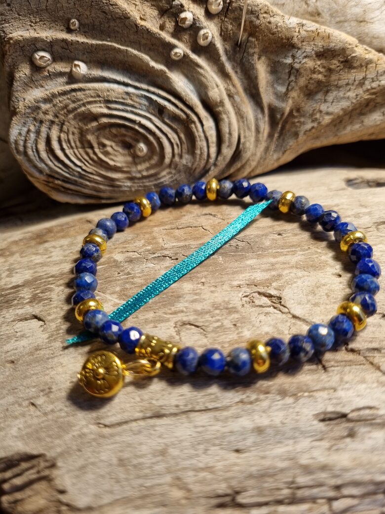 Lazurīta aproce "Palīgs dienas garumā" nr 2. Izmērs 18 cm Bumbiņas 6 mm Zelta krāsas detaļa Zaļa bantīte