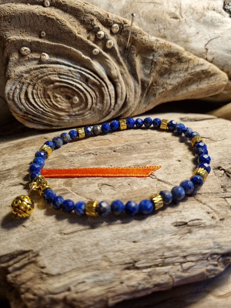 Lazurīta aproce "Palīgs dienas garumā" nr 3. Izmērs 19.5 cm Bumbiņas 6 mm Zelta krāsas detaļa Oranža bantīte