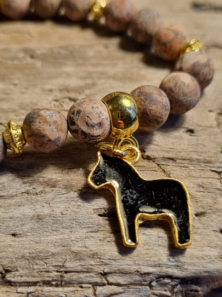 Leoparda jašmas aproce "Mans zirdziņš" Izmērs 21 cm Bumbiņa 8 mm Zelta krāsas metāls