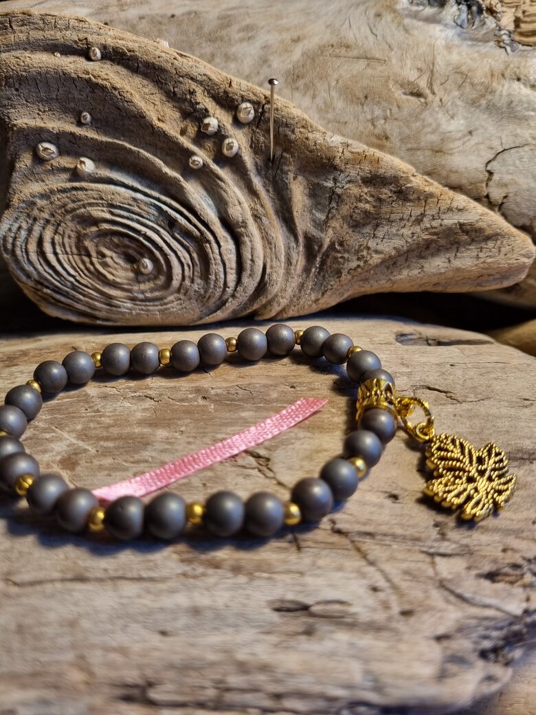 Hematīta aproce "Zelta lapiņa" nr  Izmērs 17 cm Zelta krāsas detaļas Rozā bantīte Bumbiņa 6 mm