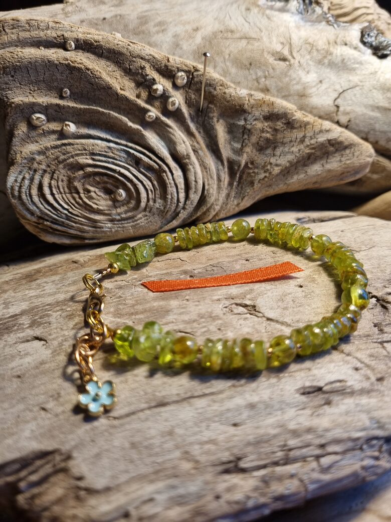 Peridota aproce Mana puķīte Izmērs 18 cm + ķēdīte Bumbiņa 6 mm Zelta krāsas metāls Rozā bantīte