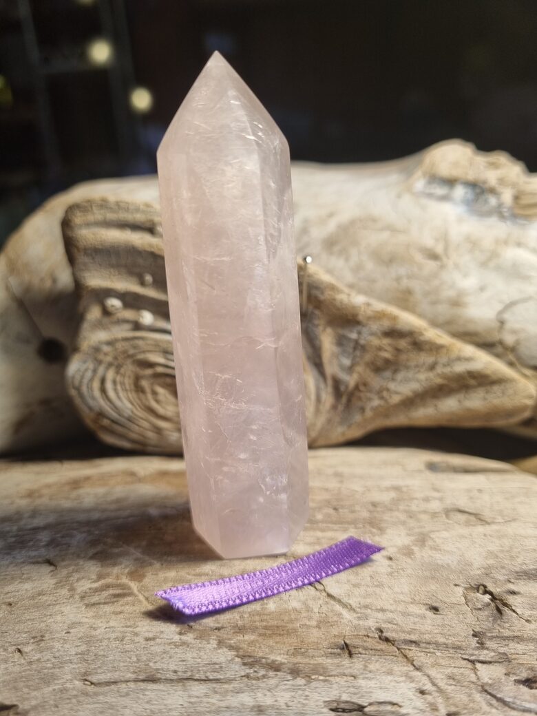 Rozā kvarca prizma "Vienmēr priecīgs" nr 1. Izmērs 8.5 x 2.5 cm No Madagaskaras Lillā bantīte