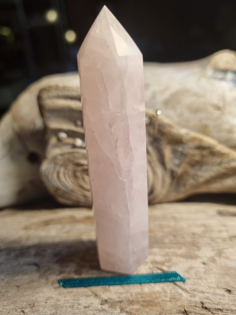 Rozā kvarca prizma "Vienmēr priecīgs" nr 2. Izmērs 8.5 x 2 cm No Madagaskaras Zaļa bantīte