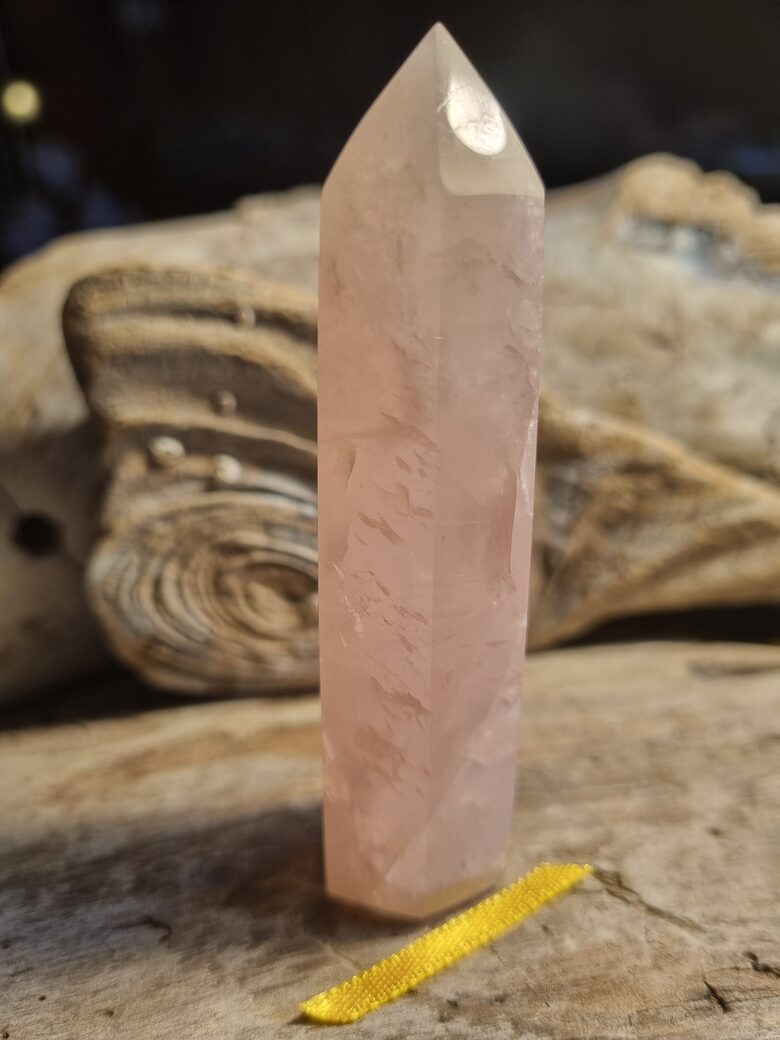 Rozā kvarca prizma "Manai mīļajai" Izmērs 8.5 x 2 cm No Madagaskaras Dzeltena bantīte