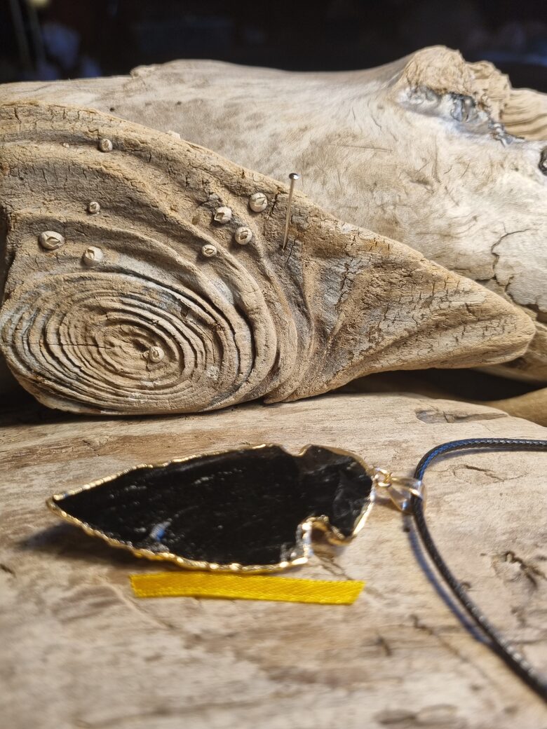 Melna obsidiāna kulons "Stipra aizsardzība" nr 2. Liels 6 x 2.6 cm Zelta krāsas metāls Dzeltena bantīte