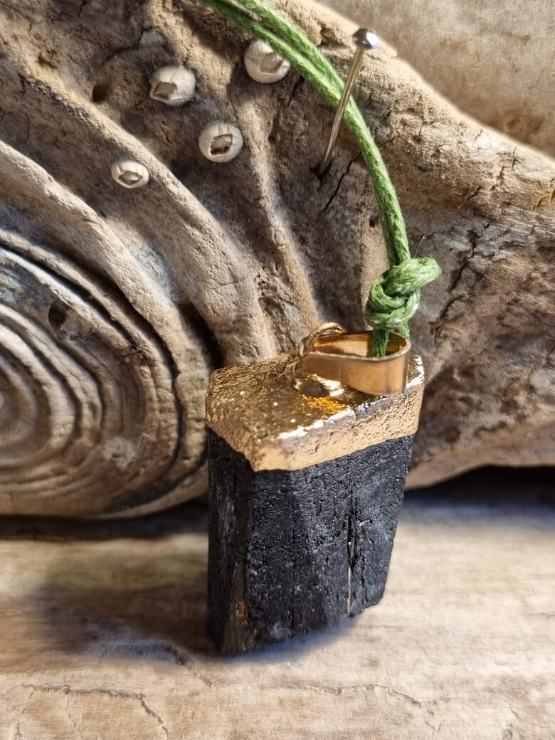 Melnā turmalīna kulons "Stiprs sargs" nr 1. Izmērs 3 x 2 cm Zaļa aukla Zelta krāsas metāls Ar dabīgīem iedobumiem