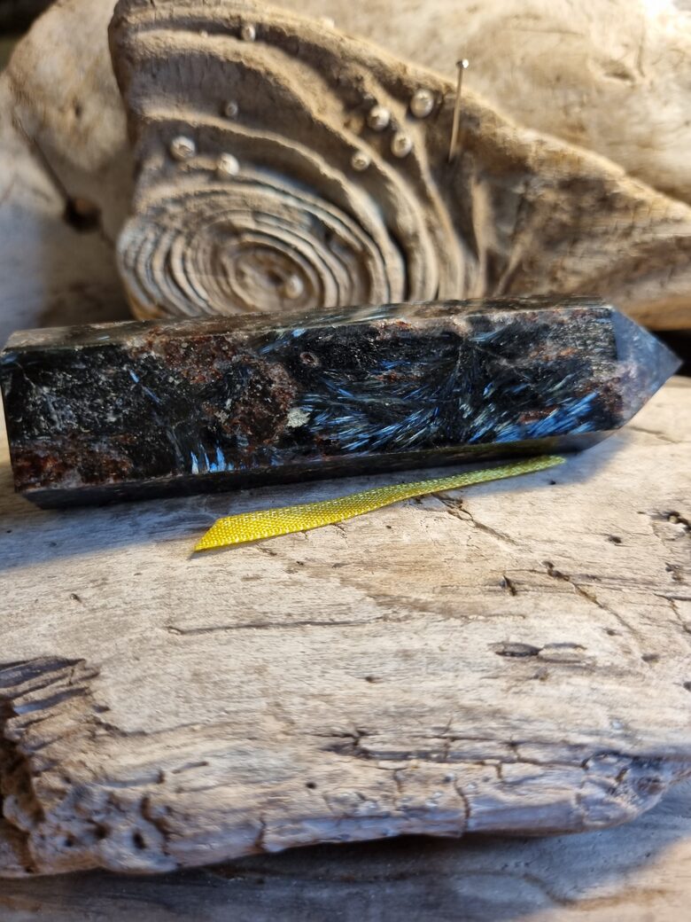 Nuumīta prizma "Enerģijas atjaunotājs" nr 1. Izmērs 9.5 x 2.5 cm No Grenlandes Dzeltena bantīte