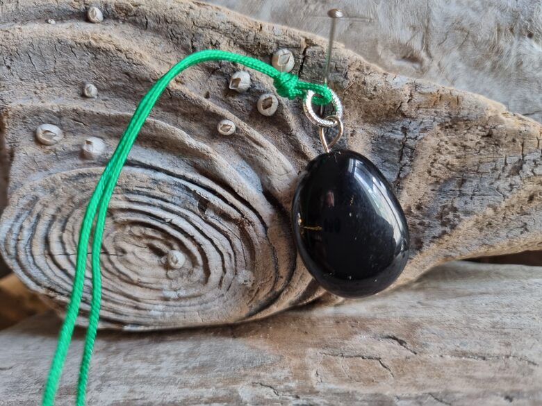 Liels varavīksnes obsidiāna kulons "Aizsargamulets" nr 3. Izmērs 2.5 x 1.6 cm Ar zaļu auklu No Meksikas