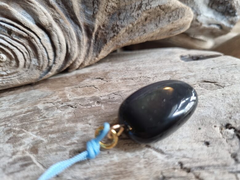 Liels varavīksnes obsidiāna kulons "Aizsargamulets" nr 2. Izmērs 2.7 x 2 cm Ar zilu auklu No Meksikas Zelta krāsas metāls