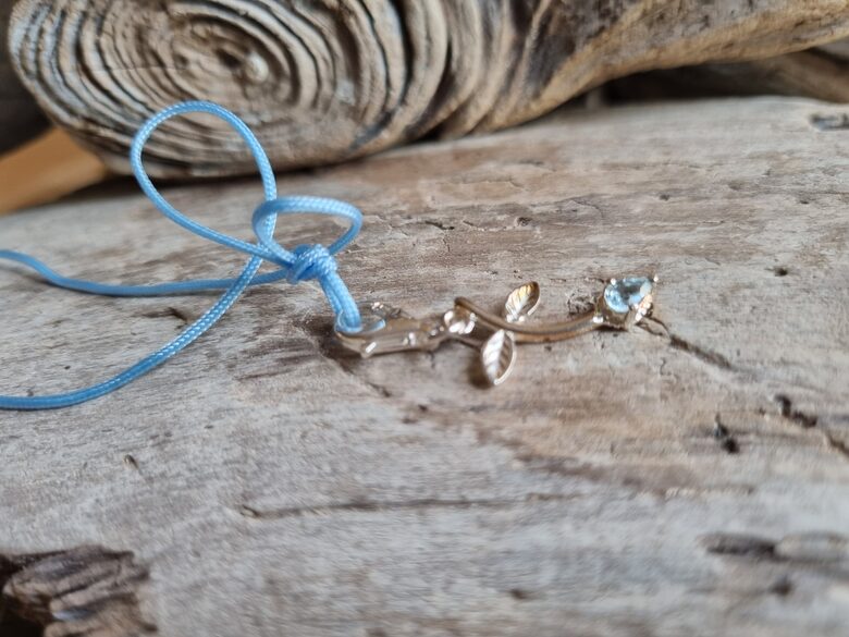 Zila topāza kulons "Prieks" nr 3. Izmērs 3 x 1.3 cm Ar zilu auklu 