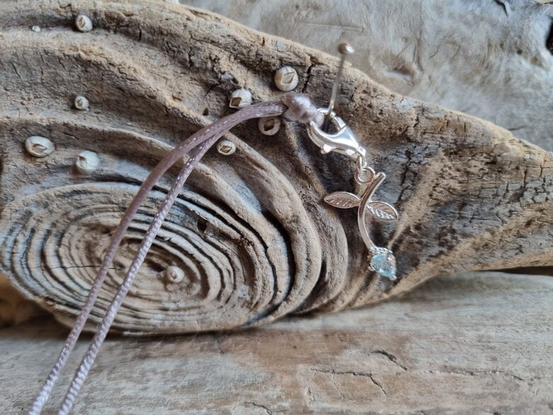 Zila topāza kulons "Prieks" nr 1. Izmērs 3 x 1.3 cm Ar pelēku auklu 