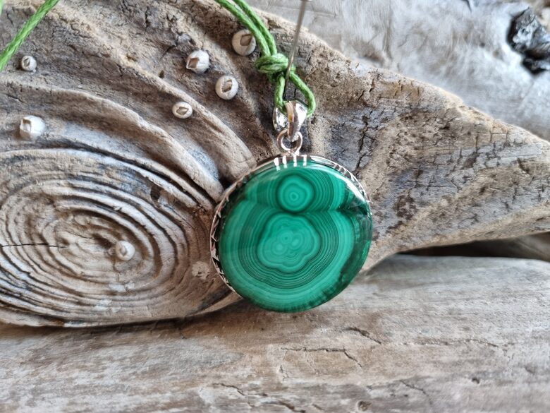 Liels malahīta kulons "Pārmaiņas dzīvē" nr 3. Izmērs 2.7 cm Ar zaļu auklu Sudraba ietvars