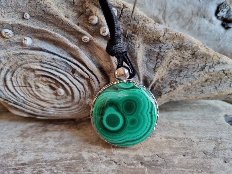 Liels malahīta kulons "Pārmaiņas dzīvē" nr 1. Izmērs 2.7 cm Ar melnu auklu Sudraba ietvars