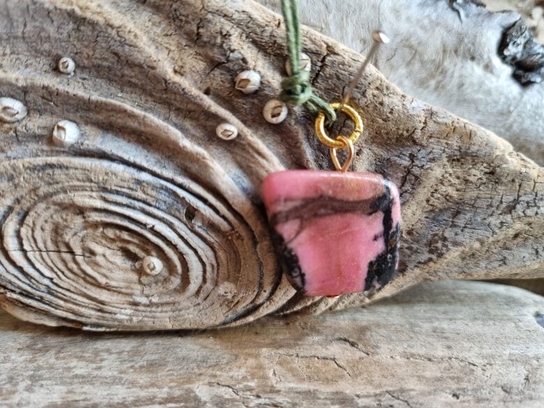 Rodonīta kulons "Piedot vienmēr" nr 9. Izmērs 2 x 2 cm Ar zaļu auklu No Meksikas Zelta krāsas metāls