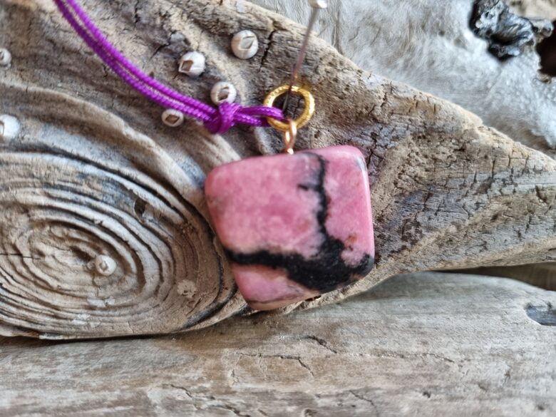 Rodonīta kulons "Piedot vienmēr" nr 8. Izmērs 2.4 x 2 cm Ar lillā auklu No Meksikas Zelta krāsas metāls