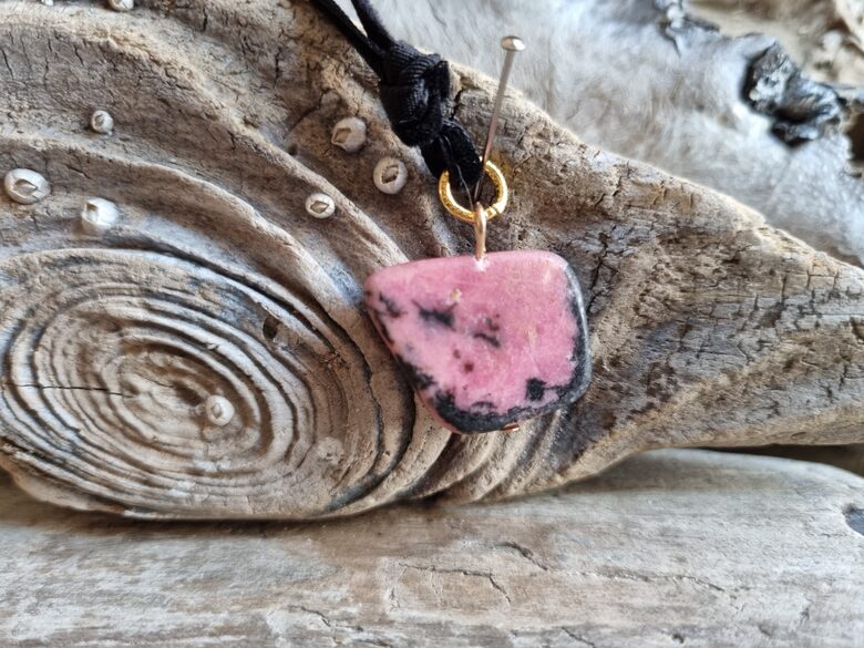 Rodonīta kulons "Piedot vienmēr" nr 7. Izmērs 2 x 2 cm Ar melnu auklu No Meksikas Zelta krāsas metāls