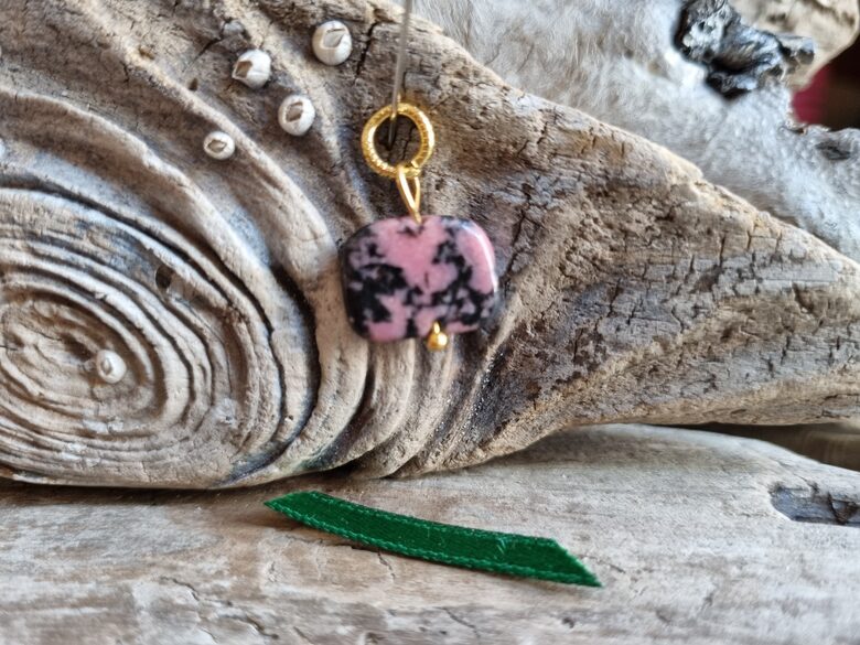 Rodonīta kulons "Piedot vienmēr" nr 10. Izmērs 1.3 x 1.2 cm Zaļa bantīte No Meksikas Zelta krāsas metāls