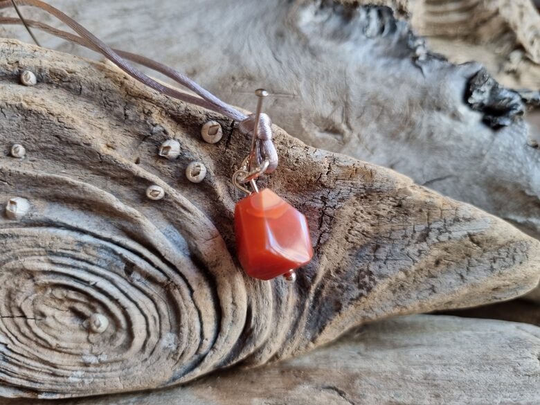 Uguns opāla kulons "Atbalsts vienmēr" nr 5. Izmērs 1.7 x 1.5 cm Ar pelēku auklu No Meksikas