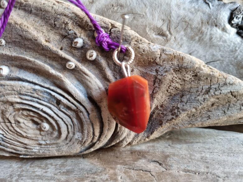 Uguns opāla kulons "Atbalsts vienmēr" nr 1. Izmērs 2 x 1.5 cm Ar lillā auklu No Meksikas