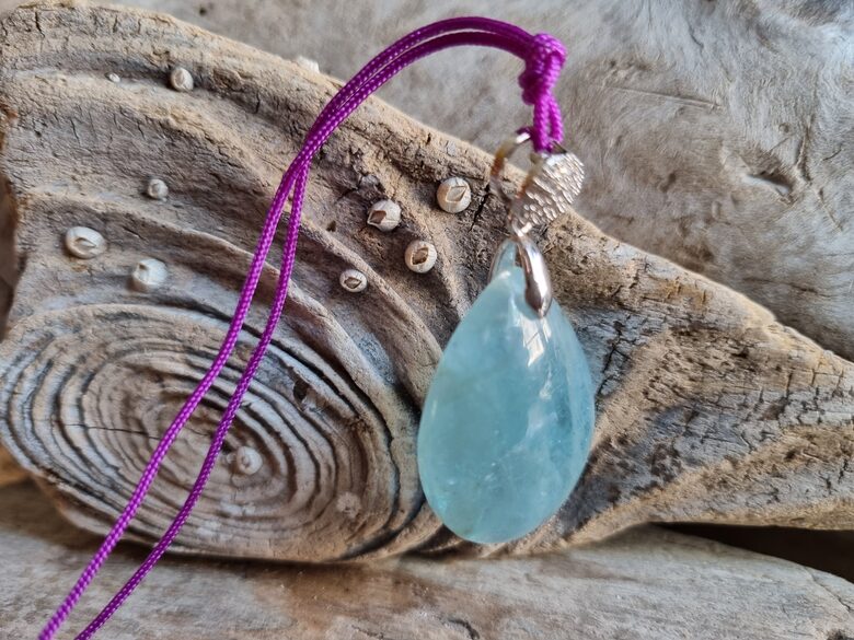 Akvamarīna kulons "Sirdsmiers" nr 1. Izmērs 3 x 2.2 cm Ar lillā auklu