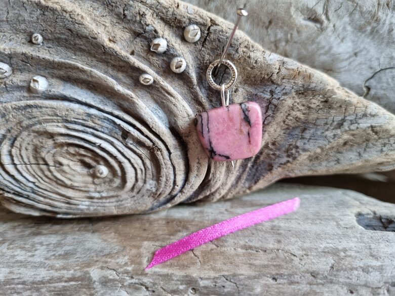 Rodonīta kulons "Piedot vienmēr" nr 6. Izmērs 1.5 x 1.3 cm Rozā bantīte No Meksikas