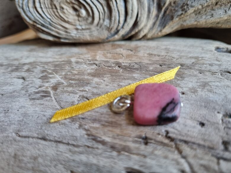 Rodonīta kulons "Piedot vienmēr" nr 4. Izmērs 1.5 x 1.2 cm Dzeltena bantīte No Meksikas