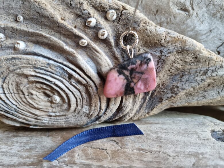 Rodonīta kulons "Piedot vienmēr" nr 5. Izmērs 2 x 1.2 cm Zila bantīte No Meksikas