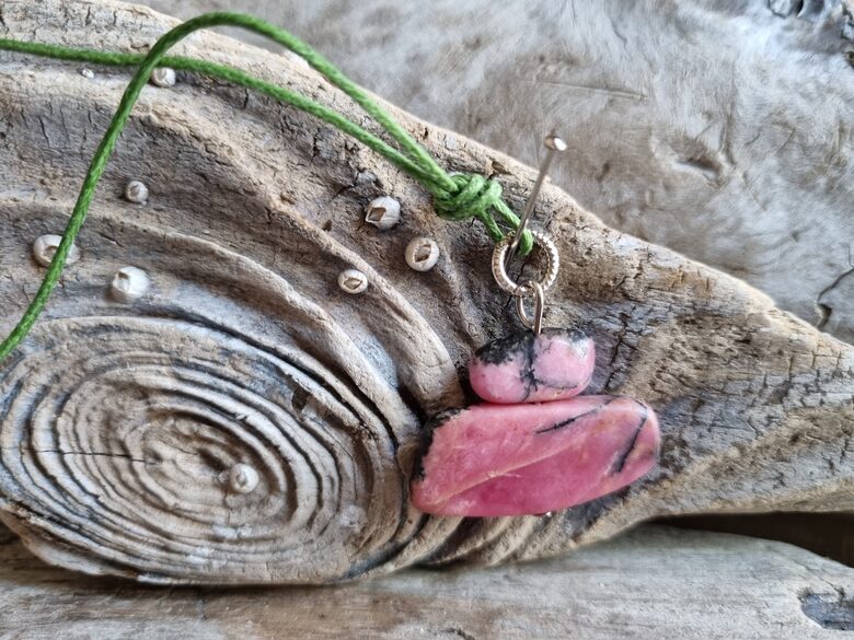 Rodonīta kulons "Piedot vienmēr" nr 3. Izmērs 2.5 x 2 cm Ar zaļu auklu No Meksikas