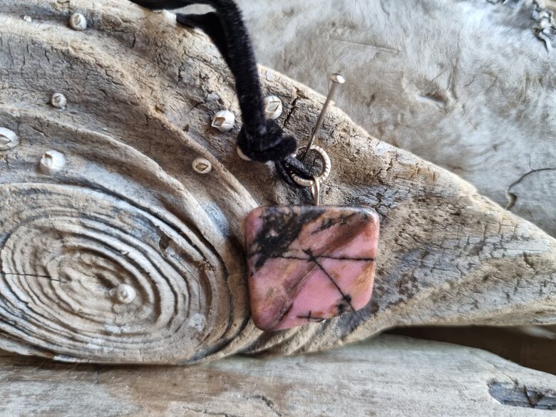 Rodonīta kulons "Piedot vienmēr" nr 1. Izmērs 2 x 2 cm Ar melnu auklu No Meksikas