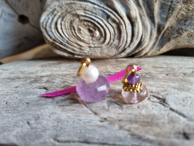 Ametista kuloni "Tev un man" Izmēri 2 x 1.2 un 1.5 x 1 cm Sarkana bantīte Zelta krāsa