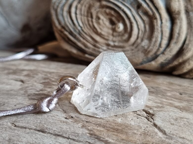 Liels apofilīta kulons "Nomierinošais" Izmērs 2.5 x 2 x 2 cm Ar pelēku auklu No Indijas