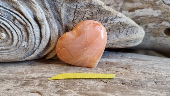 Karneola sirda "Satikt mīļoto" nr 5. Izmērs 3 x 2.5 cm Ar dabīgām švīkām No Madagaskaras Dzeltena bantīte