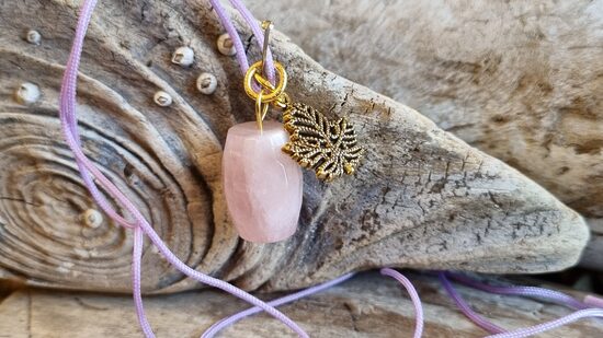 Rozā kvarca kulons "Zelta lapa" Izmērs 2 x 1 cm lapa 1.5 x 1.5 cm Gaiši lillā aukla