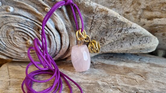 Rozā kvarca kulons "Zelta lodīte" Izmērs 2 x1.5 cm lodīte 8 mm Lillā aukla