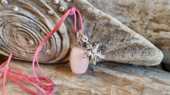 Rozā kvarca kulons "Sudraba jūras zvaigzne" Izmērs 2 x 1 cm zvaigzne 1.5 x 1.5 cm Rozā aukla