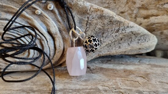 Rozā kvarca kulons "Sudraba lodīte" Izmērs 2 x 1 cm lode 10 mm Melna aukla