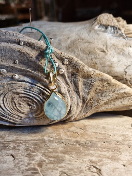 Ekstra klases akvamarīna kulons ar zilu auklu Izmērs 3 x 1.8 cm Apzeltīts sudrabs