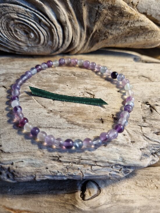 Fluorīta rokassprādze ar gumiju Izmērs 18.5 cm Bumbiņa 4 mm Zaļa bantīte