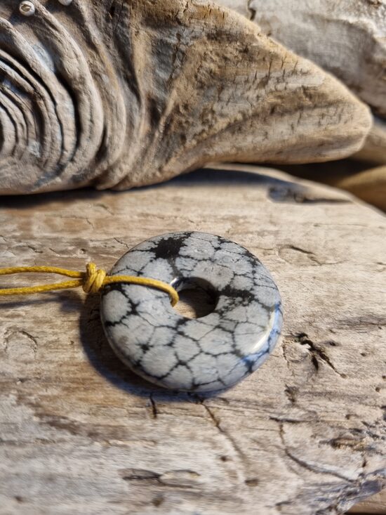 Sniega obsidiāna kulons "Aizsardzībai" nr 2. Izmērs 3 cm Var piekārt mājā vai dzīvoklī aizsardzībai Dzeltena aukla