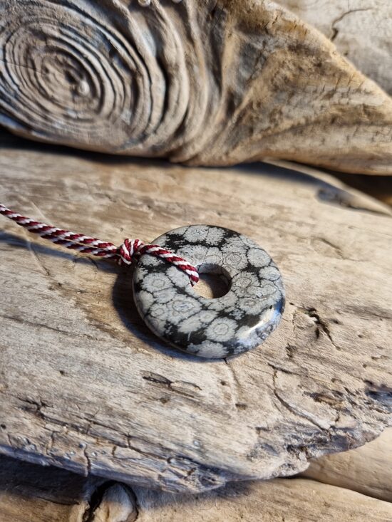 Sniega obsidiāna kulons "Aizsardzībai" nr 5. Izmērs 3 cm Var piekārt mājā vai dzīvoklī aizsardzībai Raiba aukla