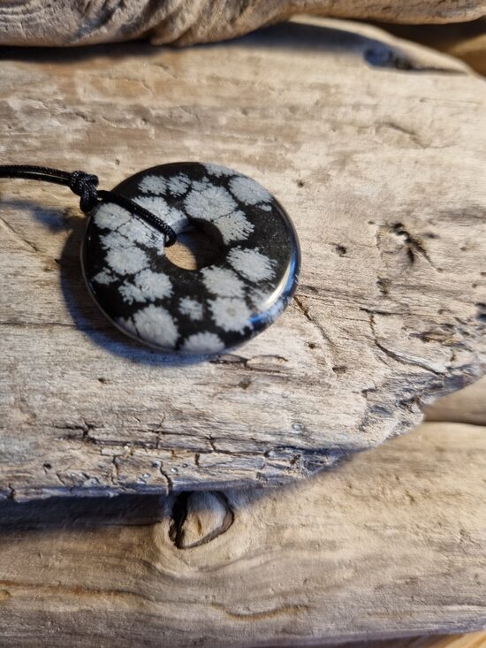 Sniega obsidiāna kulons "Aizsardzībai" nr 6. Izmērs 3 cm Var piekārt mājā vai dzīvoklī aizsardzībai Melna aukla