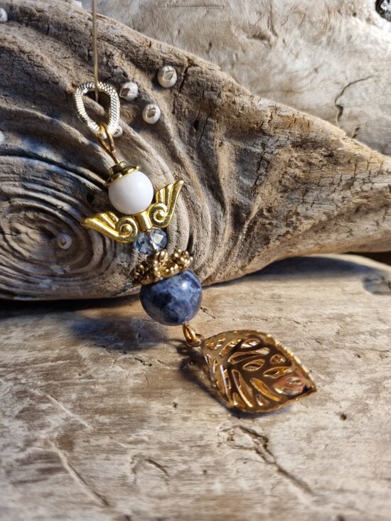 Sodalīta sargeņģelis "Mierīga diena" Izmērs 7.5 cm Zelta detaļas