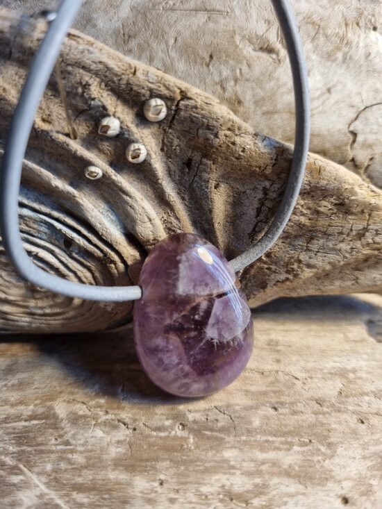 Ametista kulons "Jaunas idejas" nr 1. Izmērs 3 x 2 cm Ar pelēku ādas aukli No Brazīlijas