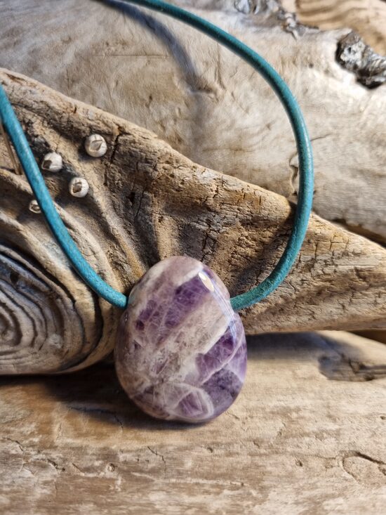 Ametista kulons "Jaunas idejas" nr 4. Izmērs 3 x 2 cm Ar zaļu ādas aukli No Brazīlijas