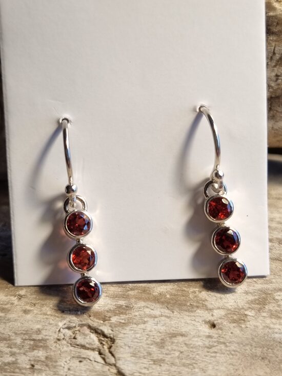 Granāta auskari "Enerģija dienas garumā" Izmērs 2.5 x 0.4 cm Sudrabs