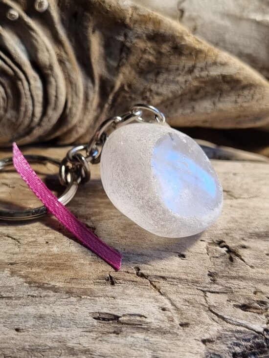 Kalnu kristāla atslēgu piekariņš "Aizsardzībai" Izmērs 3 x 2.5 cm Var uzkārt arī priekšnamā Rozā bantīte